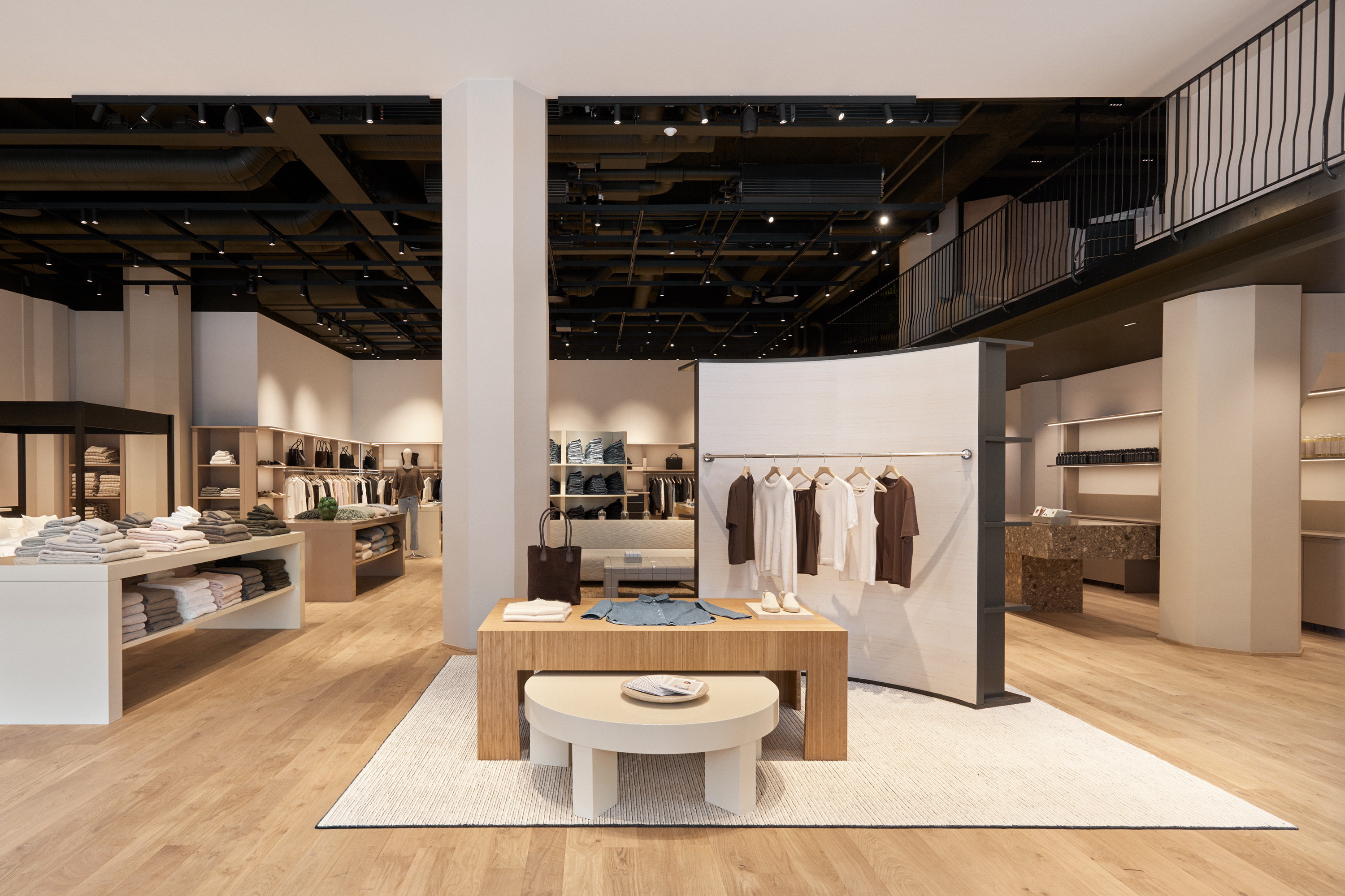 Interiör från Singular Society-butik med kläder, textilier och möbler i neutrala toner.