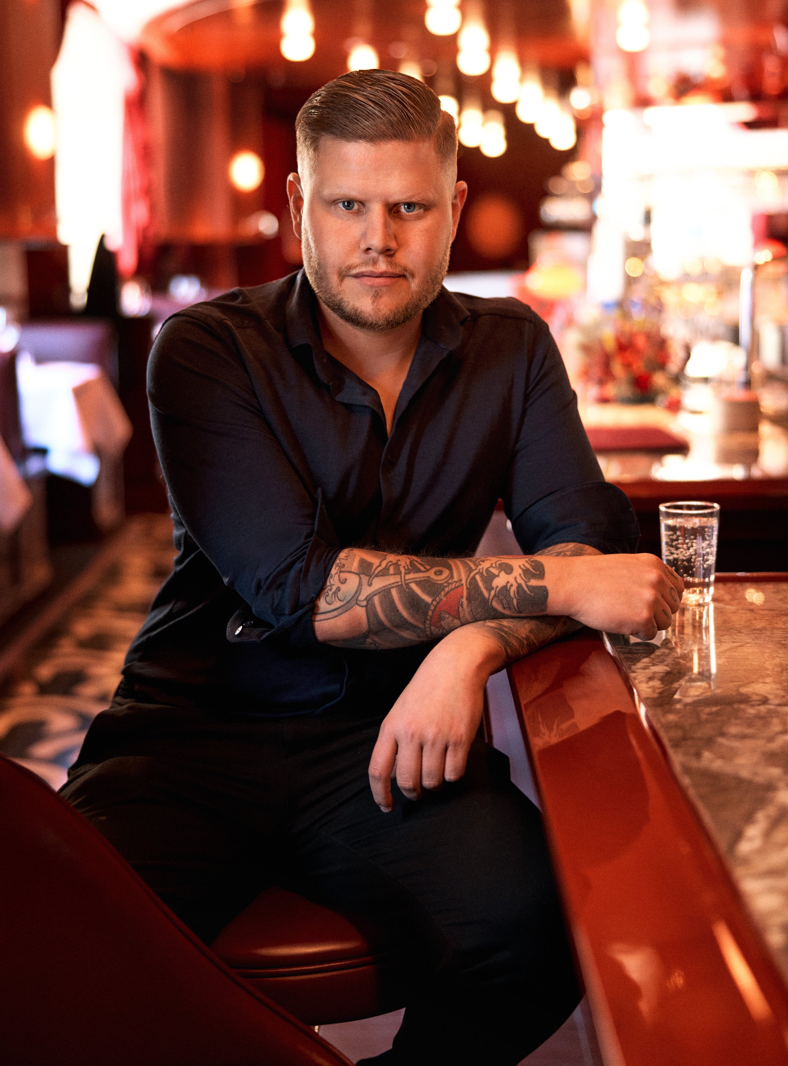 Emanuel Tärnqvist vid bardisken på Leche Negra.