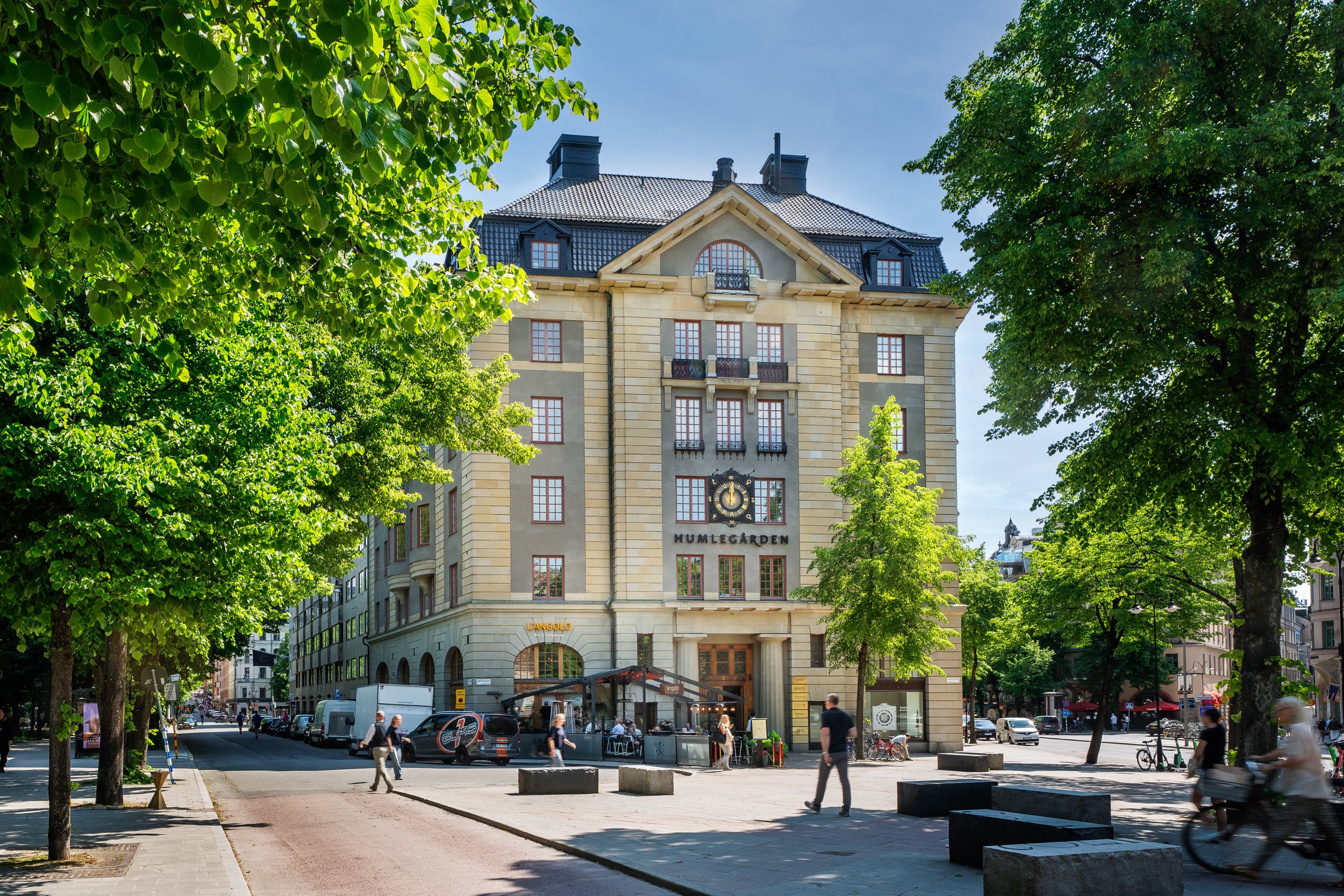 En stor byggnad med en klocka på fasaden.